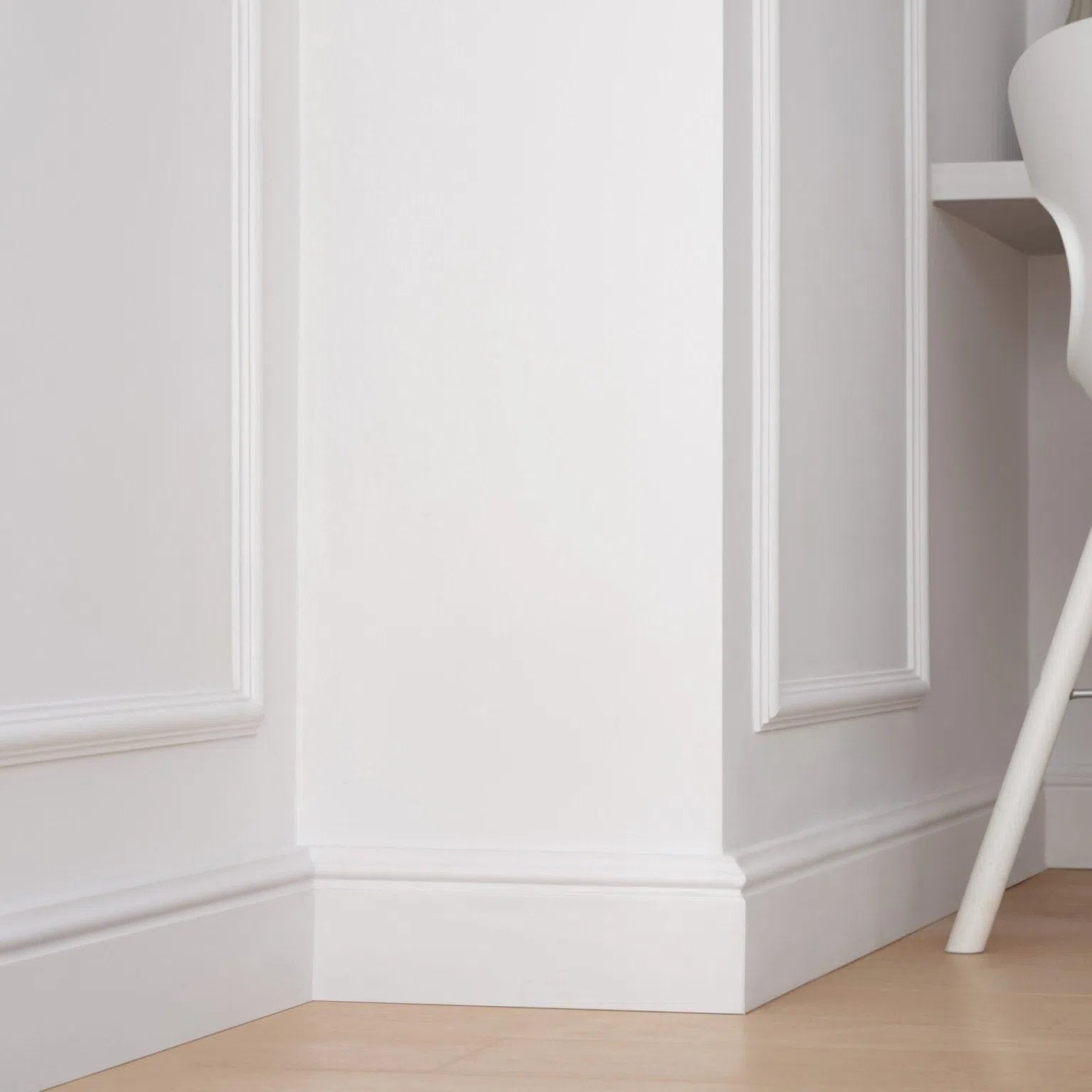 FL2 2M WALLSTYL SKIRTING BOARD is mounted along the base of the wall, enhancing the aesthetic of the corner and adding a clean, modern finish to the space. | DecorMania UK